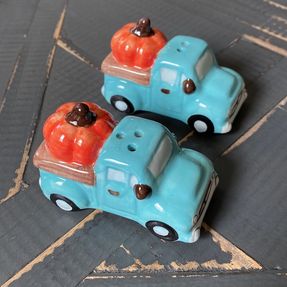 🎃Fall🎃Salt & Pepper Shakers - Picture 1 of 2